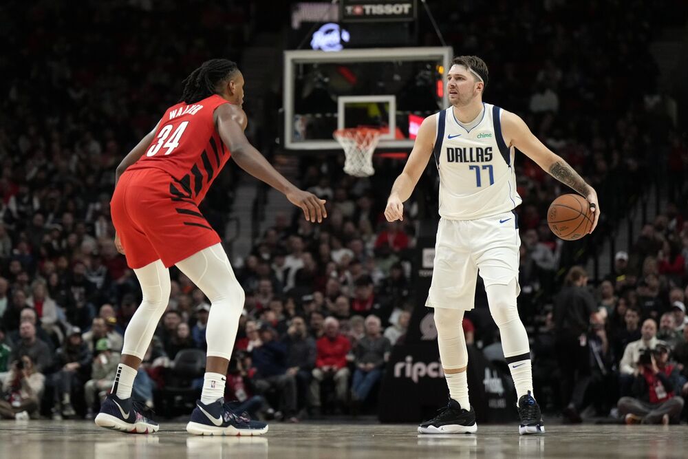 Luka Dončić (desno) na utakmici Portlanda i Dalasa